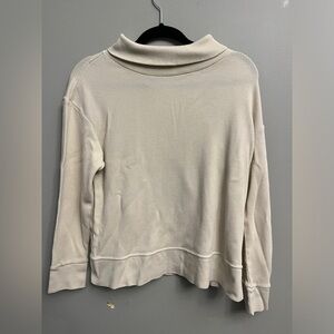 classic Patagonia turtleneck sweatshirt in a beautiful beige size l